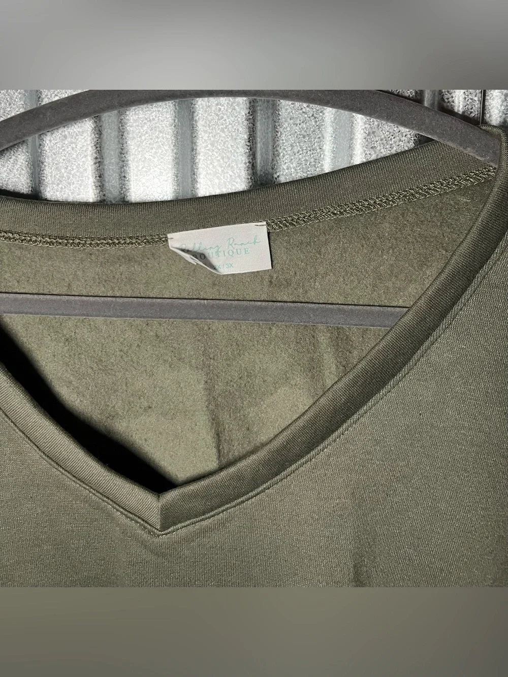 Olive V-Neck Pullover Sweatshirt Oversized Rolling Ranch Boutique 3X NWOT - Picture 2 of 3
